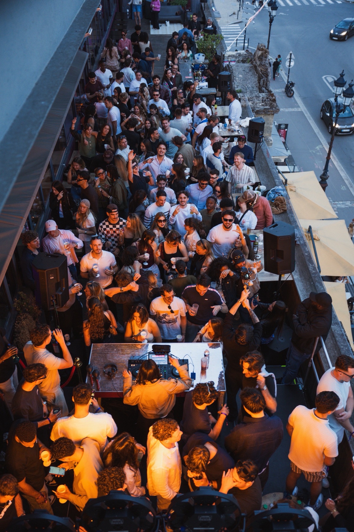 Foule sur le rooftop de La Belle en Folie pendant une soirée BellaPrem