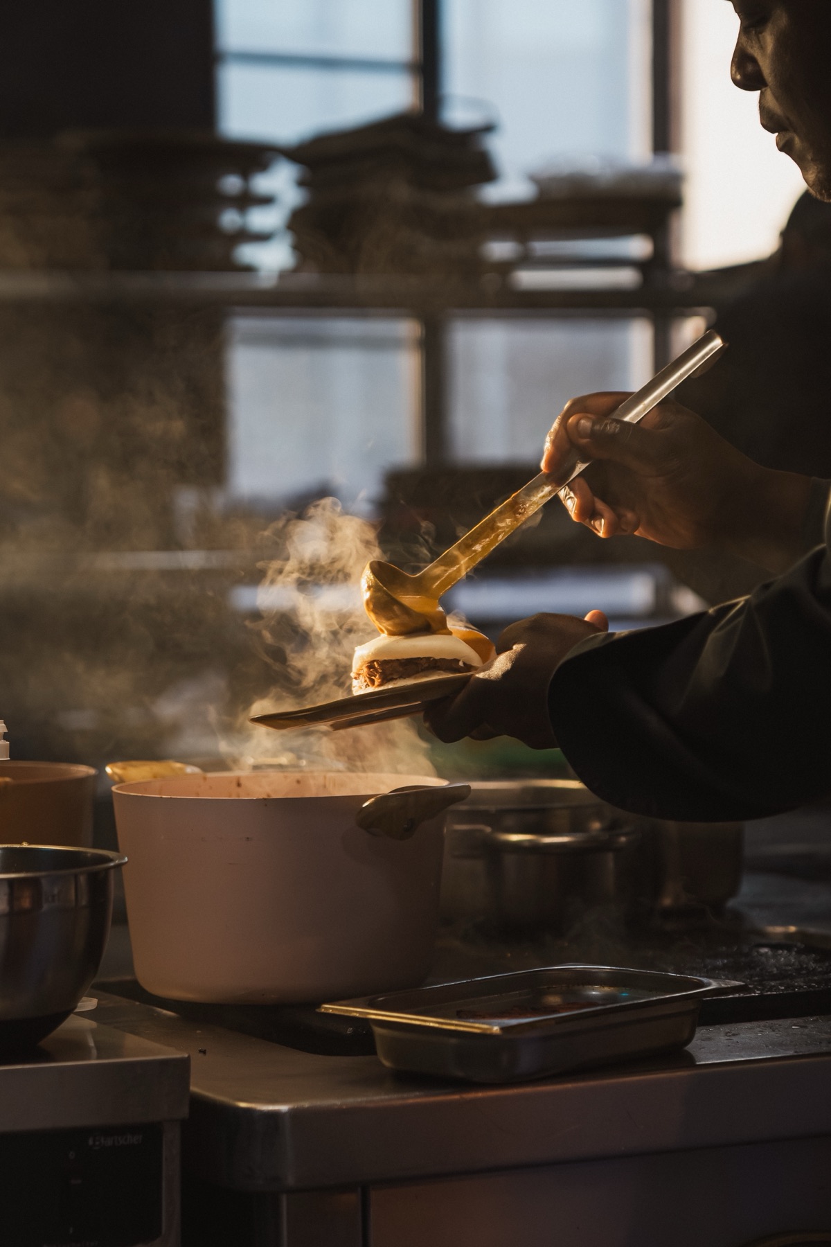 Chef en cuisine dressant une assiette à La Belle en Folie