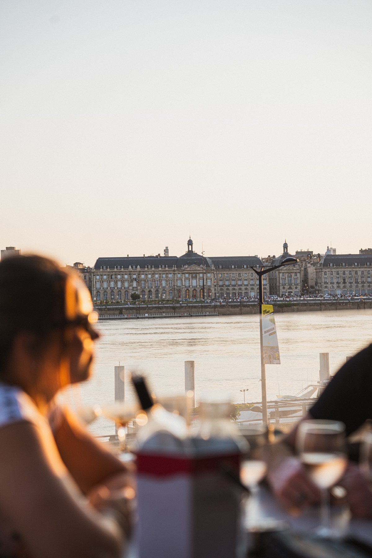 Coucher de soleil sur la Garonne vu depuis le rooftop de La Belle en Folie à Bordeaux